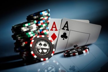 mito999 Hood vs Wolf interface on mobile phone showing live dealer and betting controls